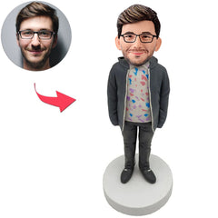 Mann in den kundenspezifischen Bobbleheads der Daunenjacke addieren Text