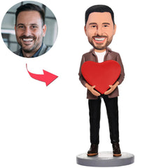 Mann mit kundenspezifischen Bobbleheads des Herzens addieren Text
