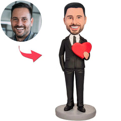 Mann, der ein Liebes-Herz-kundenspezifische Bobbleheads hält, addieren Text