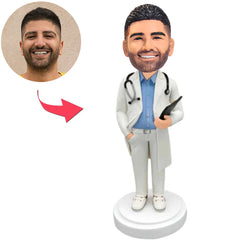 Männlicher Arzt hält ein Notizbuch Benutzerdefinierte Bobbleheads mit eingraviertem Text