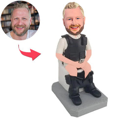 Polizei sitzt auf der Toilette Benutzerdefinierte Bobbleheads mit eingraviertem Text