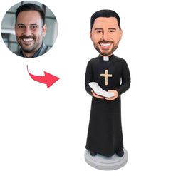 Priester mit einem Kreuz kundenspezifische Bobbleheads Text hinzufügen