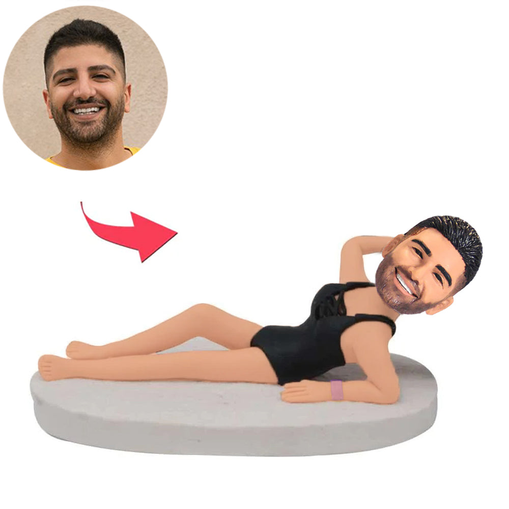 Sexy vollbusiger Mann liegt im Rock Kundenspezifische Bobbleheads mit eingraviertem Text