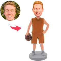 Basketballspieler im braunen Anzug Kundenspezifische Bobbleheads addieren Text