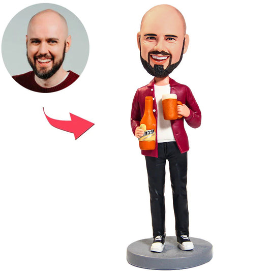 Mann hält Weinglas und Flasche kundenspezifische Bobbleheads mit eingraviertem Text
