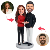 Umarmen Sie ein glückliches Paar Kundenspezifische Bobbleheads mit eingraviertem Text