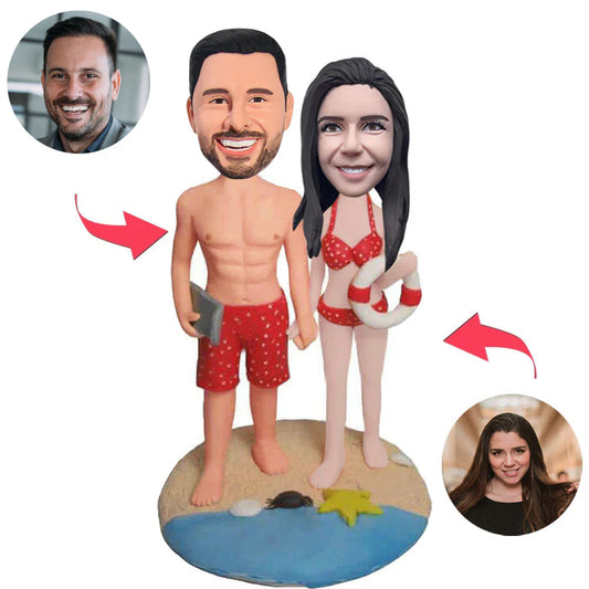 Zufällige Paare, die auf den Strand-kundenspezifischen Bobbleheads stehen, addieren Text