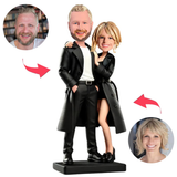 Hübsches Paar in schwarzen Trenchcoats Kundenspezifische Bobbleheads