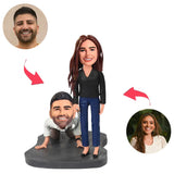 Dame hält Mann an Kette humorvolles Paar Kundenspezifische Bobbleheads