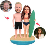 Paar mit grünem Surfbrett Benutzerdefinierte Bobbleheads