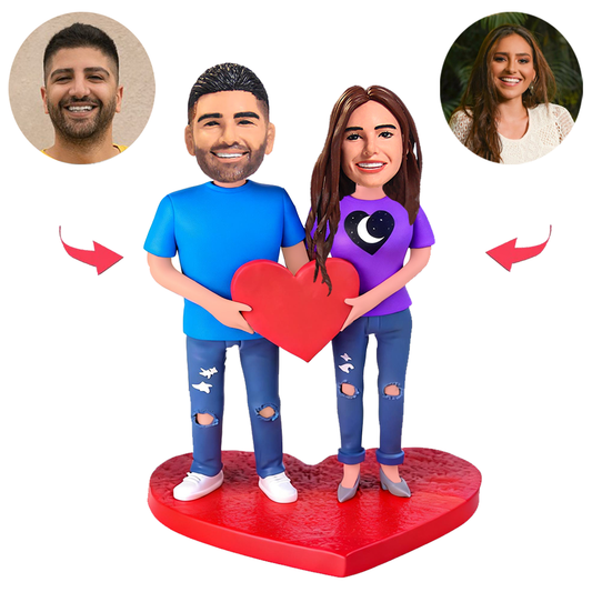 Lässig gekleidetes Paar hält Herzen Benutzerdefinierte Bobbleheads