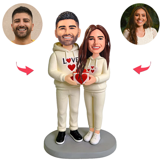 Paar hält herzförmige Geschenkboxen Benutzerdefinierte Bobbleheads