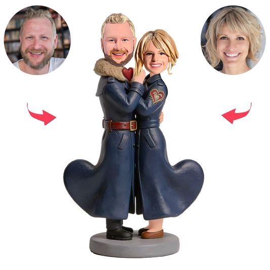 Paar im Trenchcoat kuschelt sich aneinander Benutzerdefinierte Bobbleheads