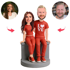 Ein Paar in roten Outfits sitzt Benutzerdefinierte Bobbleheads