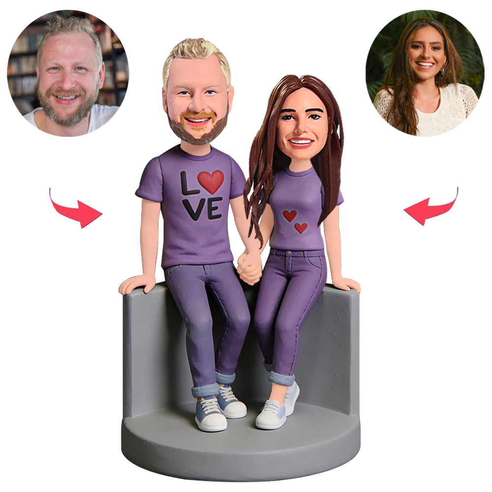 Ein Paar in lila Outfits sitzt Benutzerdefinierte Bobbleheads