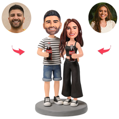Sympathisches Paar hält Cola Benutzerdefinierte Bobbleheads