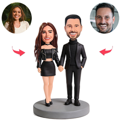 Cooles Pärchen im Business-Look hält Händchen Benutzerdefinierte Bobbleheads