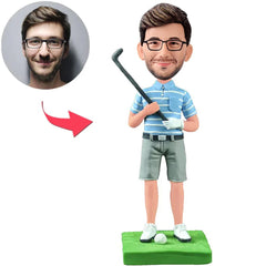Männlicher Golfspieler, der kundenspezifische Bobbleheads aufwirft