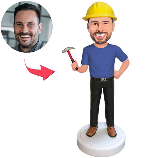 Mann hält Hammer Kundenspezifische Bobbleheads mit graviertem Text  Tragen Sie einen Schutzhelm