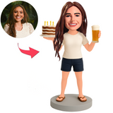 Frau mit Bier und Geburtstagstorte Benutzerdefinierte Bobbleheads