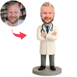 Männlicher Arzt mit verschränkten Armen Benutzerdefinierte Bobbleheads