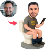 Super Papa sitzt mit Telefon auf der Toilette Benutzerdefinierte Wackelköpfe