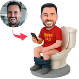 Superpapa in roter Kleidung sitzt auf der Toilette Benutzerdefinierte Bobbleheads
