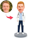 Männlicher Arzt mit Händen in Hosentaschen Benutzerdefinierte Bobbleheads
