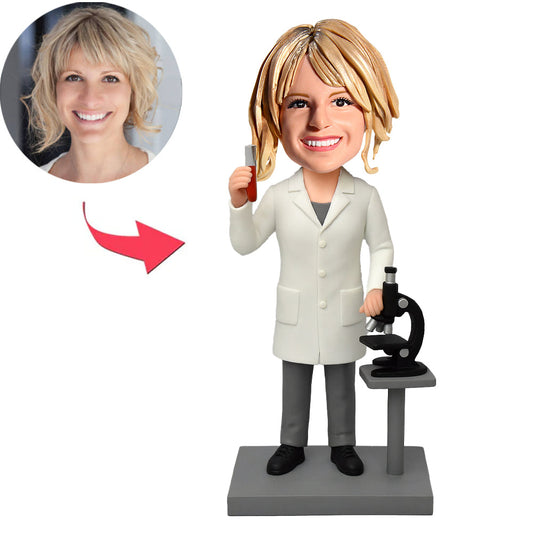 Weibliche Biologin mit Mikroskop Benutzerdefinierte Bobbleheads