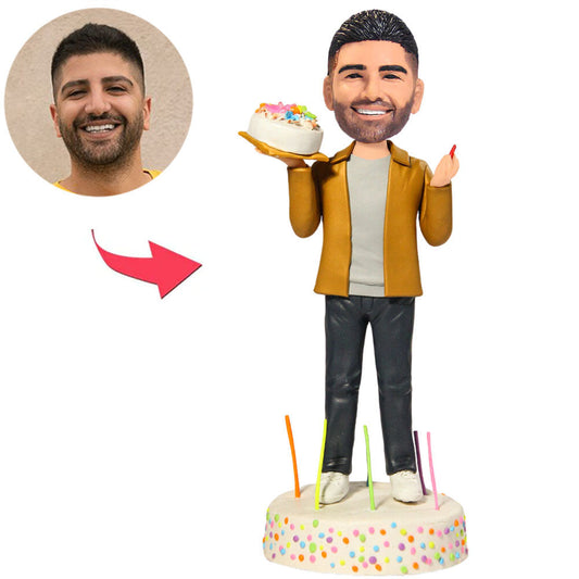 Geburtstagsgeschenke Mann hält Geburtstagstorte Kundenspezifische Bobbleheads mit eingraviertem Text