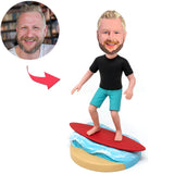 Mann in blauen Shorts beim Surfen Benutzerdefinierte Bobbleheads