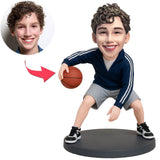 Junge in Sportkleidung beim Basketballspielen Benutzerdefinierte Bobbleheads