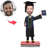 Graduierung Mann Halten Diplom Mit Maturafeier Hat Kundenspezifische Bobbleheads fügen Text hinzu