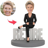 Geschäftsfrau sitzend auf Ruhestand Benutzerdefinierte Bobbleheads