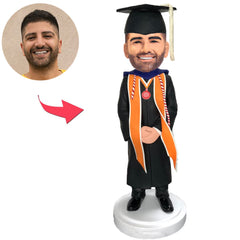 Abschlussmann orangefarbene Abschlussstolen mit Abschlusshut Kundenspezifische Bobbleheads fügen Text hinzu