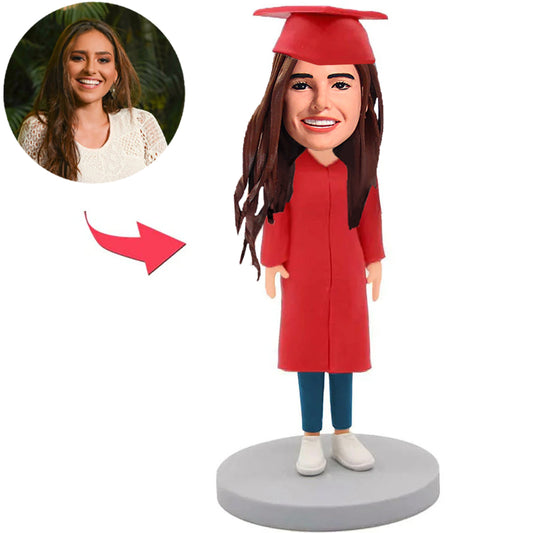 Roter Anzug Abschlussfeier glückliches Mädchen mit Abschlusshut Kundenspezifische Bobbleheads fügen Text hinzu