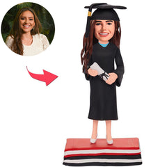 Abschlussmädchen-Buchbasis mit Abschlusshut Kundenspezifische Bobbleheads fügen Text hinzu