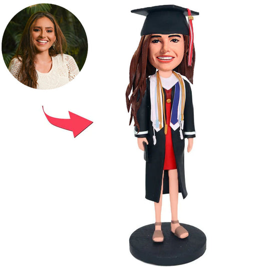 Abschlussmädchen mit Medaillen-Abschlusshut Kundenspezifische Bobbleheads fügen Text hinzu