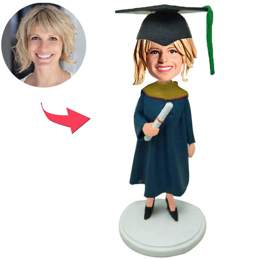 Glückliche Abschlussfrau mit Abschlusshut Kundenspezifische Bobbleheads fügen Text hinzu