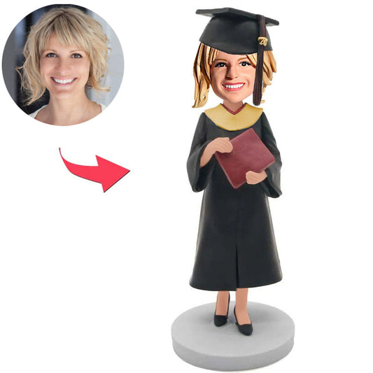 Glückliche Abschlussfrau mit Diplom-Abschlusshut Kundenspezifische Bobbleheads fügen Text hinzu