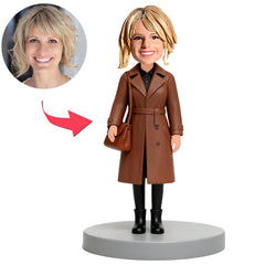 Frau in braunem Trenchcoat und Stiefeln Benutzerdefinierte Bobbleheads