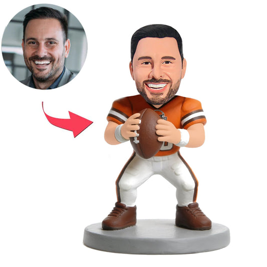 Der Athlet hält den Ball mit beiden Händen Benutzerdefinierte Bobbleheads