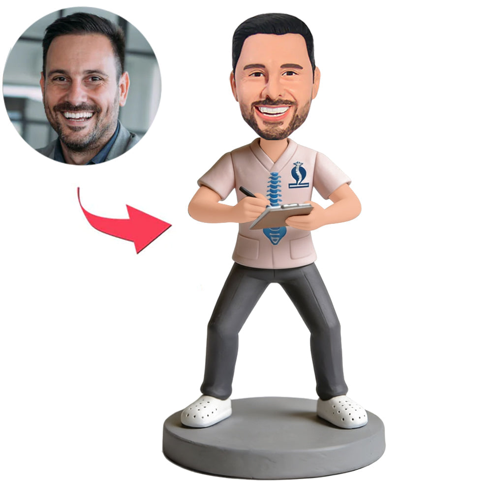 Der Arzt dokumentiert den Zustand des Patienten Benutzerdefinierte Bobbleheads