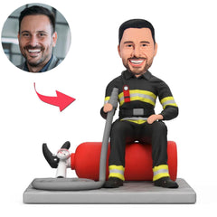 Feuerwehrleute sitzen auf Feuerlöschern Benutzerdefinierte Bobbleheads