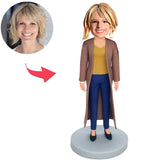 Frau trägt Trenchcoat Kundenspezifische Bobbleheads addieren Text