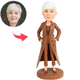 Modische Frau im braunen Trenchcoat-Anzug Kundenspezifische Bobbleheads