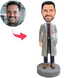 Männlicher Doktor im weißen Kittel mit den Händen in den Taschen benutzerdefinierte Bobbleheads
