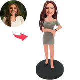 Schönes Mädchen, das ihre Taille einklemmt Kundenspezifische Bobbleheads mit graviertem Text