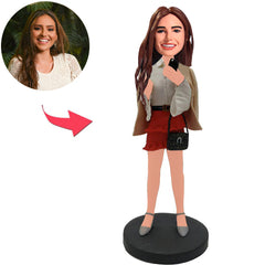 Frau, die Handy-kundenspezifische Bobbleheads mit graviertem Text hält