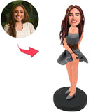 Mädchen, das draußen kurzen Rock winkt Kundenspezifische Bobbleheads mit graviertem Text